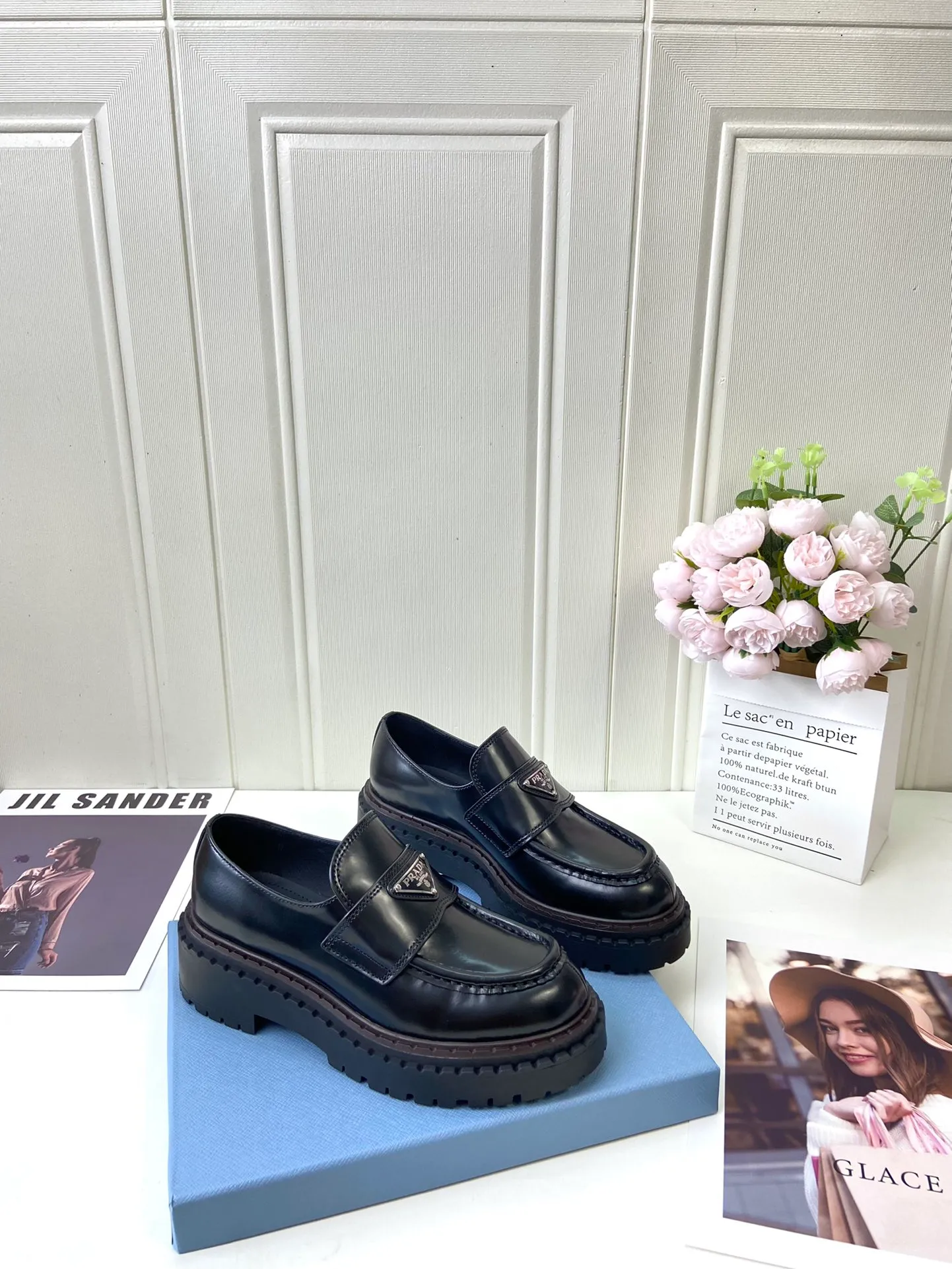 👟👟Ex-factory price 520👟👟 🔥🔥✨Prada* 2024WA new autumn and winter thick-soled loafers👟 These leather loafers use thick soles, craftsmanship details and contemporary elements add vitality, interpreting classics in a new fashion language. Enamel-coated triangular metal logo with a height of 55 mm makes its debut 🌟 Recommended by major bloggers on Xiaohongshu, developed 1-1 to highlight classic charm. Cowhide lining TPU outsole ➕ genuine leather edge bar Code number: 35 to 41 (40-41 customized, non-refundable)